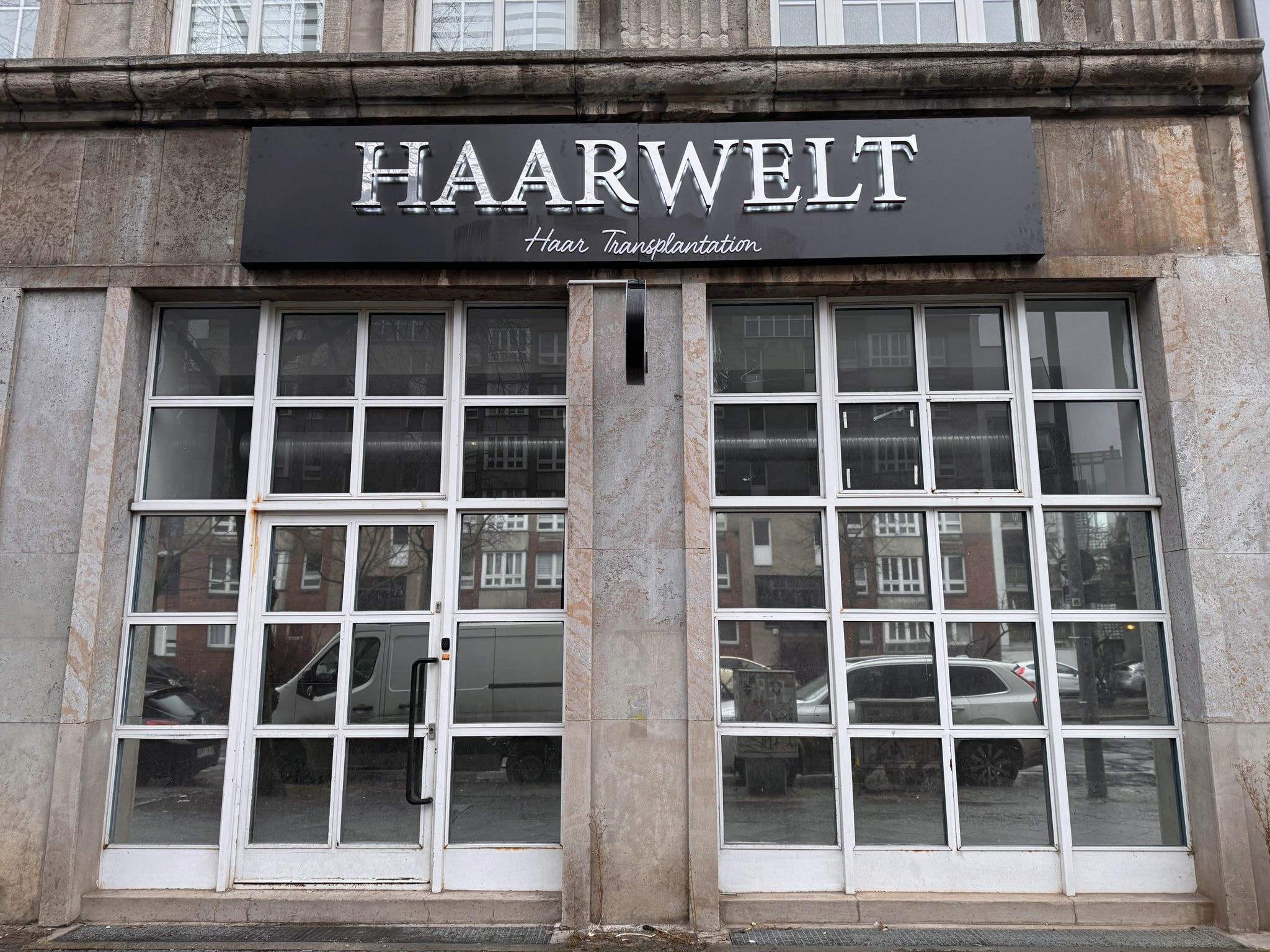 Eingang der Haarwelt Klinik in der Lindenstraße 27 in Berlin